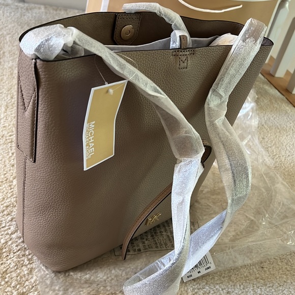 MICHAEL KORS JUNIE LARGE MESSENGER LEATHER SHOUDER PURSES 11x11 GOLD HARDWARE - Picture 11 of 13